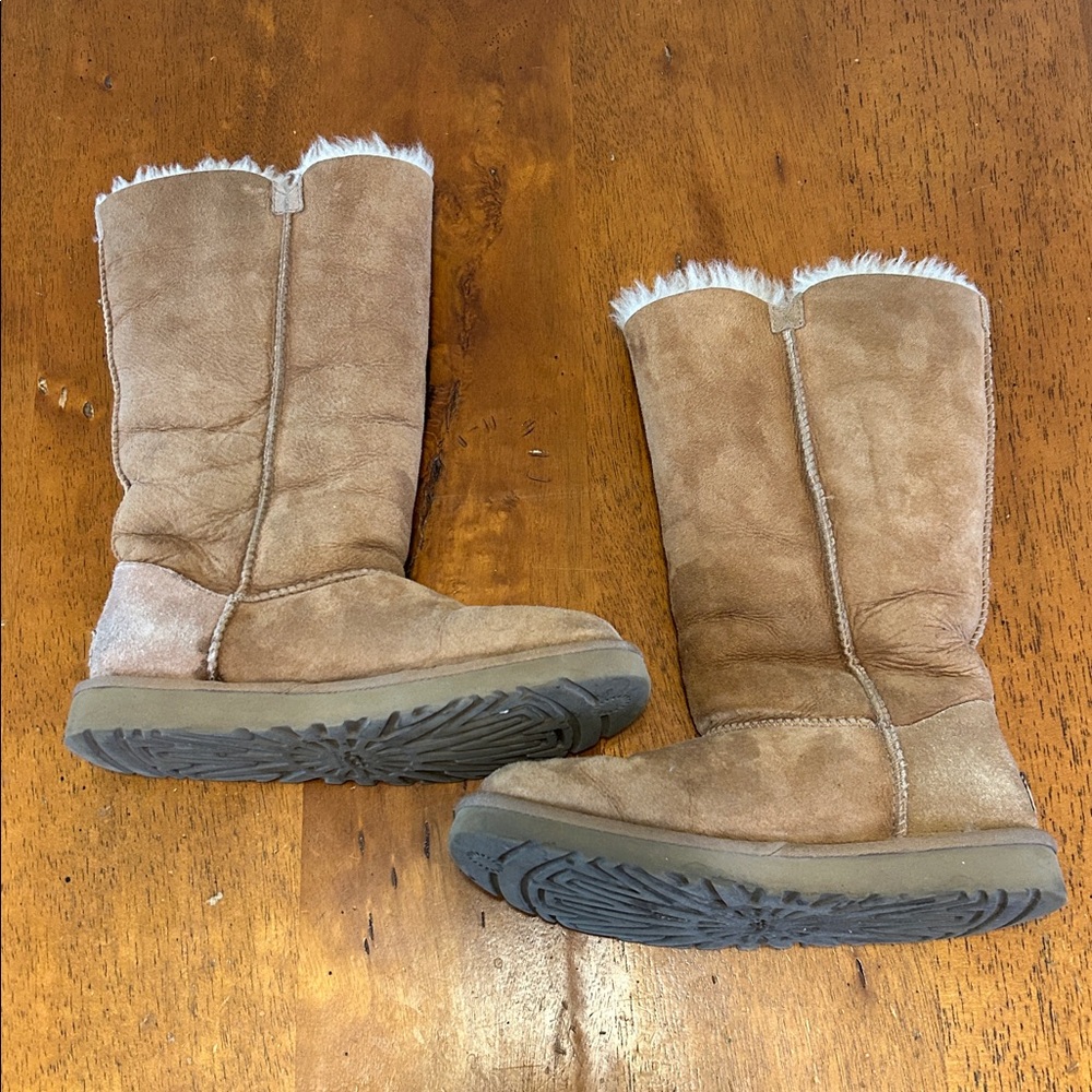 UGG Bailey Button Triplet in Chestnut - Size 7 - Picture 3 of 11